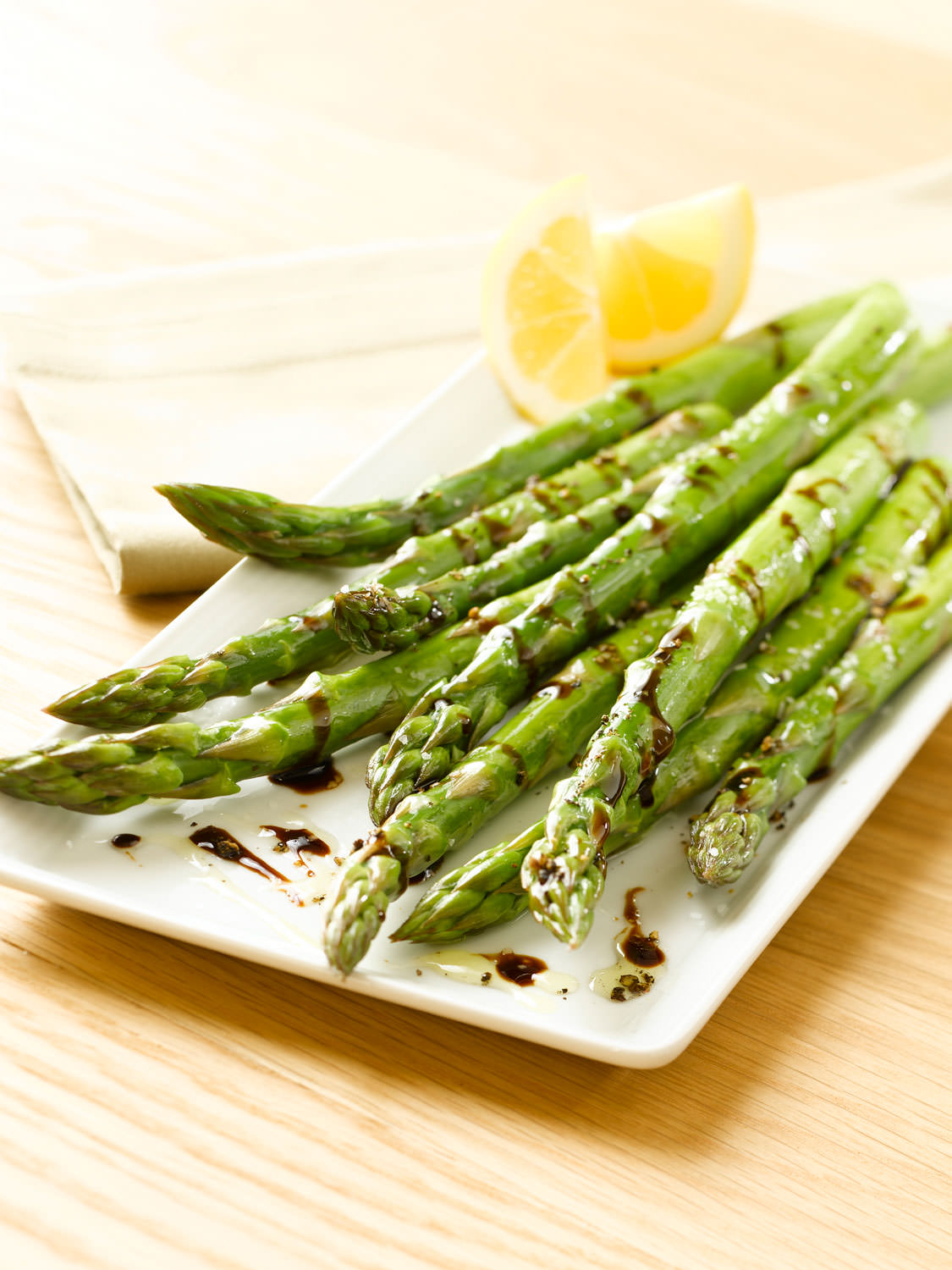 Roasted asparagus with traditional balsamic binegar